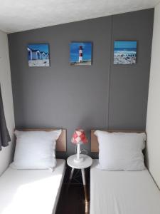 Кровать или кровати в номере Chalet van Minicamping De Braamhof