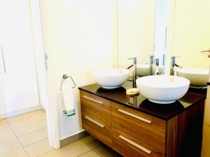 Bilik mandi di Private Azuri Residence Resort Apartments