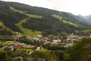 シュラートミンクにあるApartment Sonnenblume Kusenbergの山の谷の小さな町