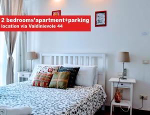 1 dormitorio con 1 cama y un cartel que lee los dormitorios aparcamiento en el apartamento en Airport Suites in Florence with FREE parking en Florencia