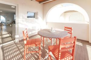 a dining room with a table and chairs at La Mar de Olas in Oliva