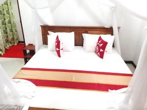 Postel nebo postele na pokoji v ubytování Sahana Sri Villa