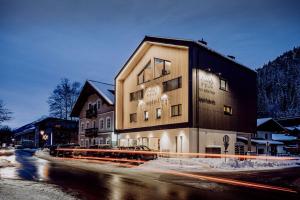 un edificio sul lato di una strada con edifici di vier mäderlhaus a Eben im Pongau