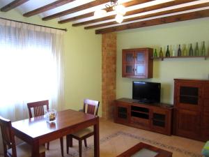 Una televisión o centro de entretenimiento en Apartamentos Almagro
