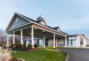 KenilworthにあるThe Kenilworth Hotel - Newark Airport Westの白い大きな建物