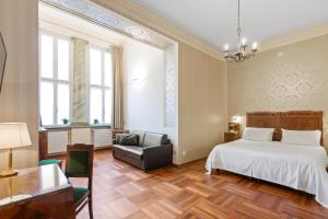a bedroom with a bed and a desk and a chair at Hotel Roma e Rocca Cavour in Turin