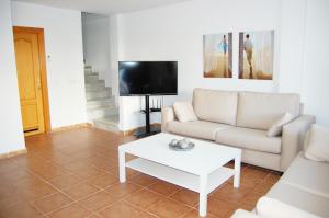 salon z kanapą i stolikiem kawowym w obiekcie Chalet Paraíso Buganvillas w mieście Vera