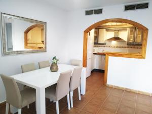 jadalnia z białym stołem i krzesłami w obiekcie Chalet Paraíso Buganvillas w mieście Vera