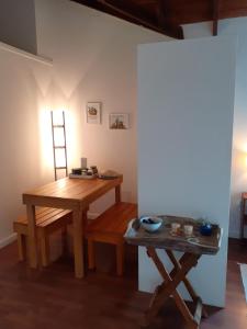- une table en bois et une chaise dans la chambre dans l'établissement Alto Labrador Apartment, à El Calafate