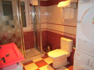 Un baño de Apartamentos Almagro
