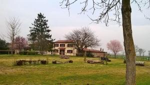 une vieille maison au milieu d'un champ dans l'établissement B&B Da Castello, à Bagnoli di Sopra