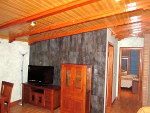 Una televisión o centro de entretenimiento en Apartamentos Almagro