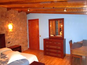 1 dormitorio con 2 camas, tocador y espejo en Apartamentos Almagro, en Almagro