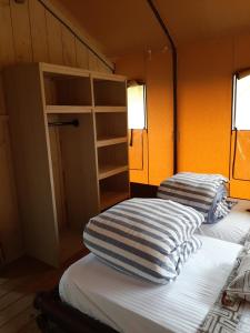 Tempat tidur dalam kamar di Glamping tent Romala