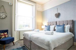 Ένα ή περισσότερα κρεβάτια σε δωμάτιο στο The Sunningdale - Your Apartment