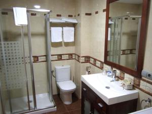 Un baño de Apartamentos Almagro