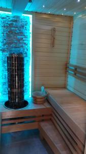 un sauna avec un radiateur au milieu dans l'établissement Kabanéo - gîte et sauna- Samois sur Seine - Forêt de Fontainebleau, à Samois-sur-Seine