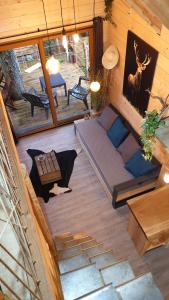 una vista aérea de una sala de estar en una cabaña de madera en Kabanéo - gîte et sauna- Samois sur Seine - Forêt de Fontainebleau, en Samois-sur-Seine