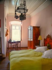 Schlafzimmer mit einem Bett, einem Fenster und einem Tisch in der Unterkunft Villa Spetses in Spetses