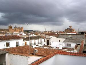 una vista desde los tejados de una ciudad en Apartamentos Almagro en Almagro