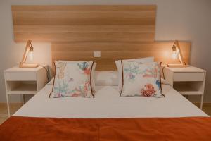 a bedroom with two nightstands and a bed with two lamps at La Pardela Experience Apartamentos in Caleta de Sebo