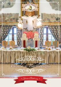 zdjęcie stołu z posągiem budowniczego w obiekcie Bartlowizna Serce Biebrzy noclegi w mieście Goniadz