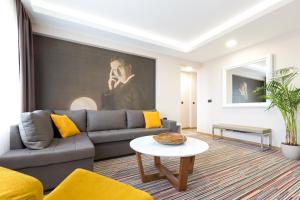 uma sala de estar com um sofá e uma mesa em Hotel TESLA - Smart Stay Garni em Belgrado