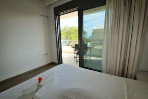 Posteľ alebo postele v izbe v ubytovaní Amoutsa Seaside Villa
