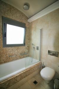 Kúpeľňa v ubytovaní Amoutsa Seaside Villa