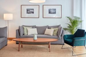 Apartamentos La Bola Suite的休息区