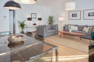 Apartamentos La Bola Suite的休息区