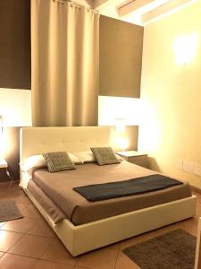 マントヴァにあるResidenza Serenaのベッドルーム1室(大型ベッド1台、枕2つ付)