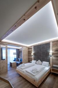 1 dormitorio con 1 cama blanca grande en una habitación en Hotel Kornock, en Turracher Höhe