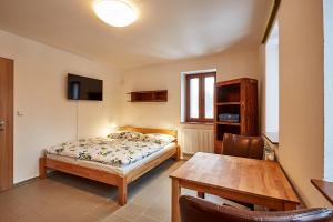 Giường trong phòng chung tại Klínovec 129