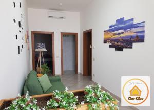 ein Wohnzimmer mit Sofa und einigen Pflanzen in der Unterkunft Casa Clara in Cerreto Guidi
