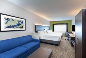 Кровать или кровати в номере Holiday Inn Express Sealy, an IHG Hotel