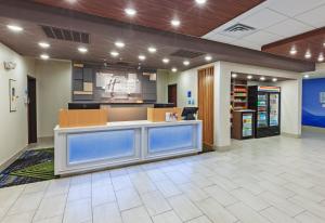 Area lobi atau resepsionis di Holiday Inn Express Sealy, an IHG Hotel