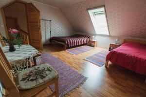 1 dormitorio con 2 camas, mesa y ventana en Kuraga Homestay in Kihnu, en Lemsi