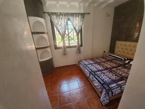sypialnia z 2 łóżkami i oknem w obiekcie Appart Kech Village w Marakeszu