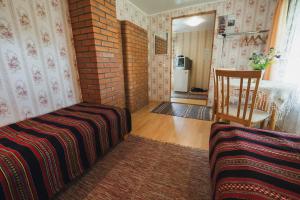 sala de estar con cama y pared de ladrillo en Kuraga Homestay in Kihnu, en Lemsi