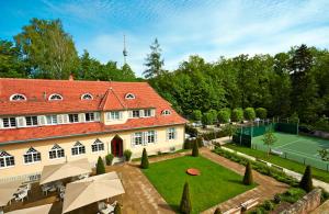 eine Luftansicht eines Hauses mit Tennisplatz in der Unterkunft Waldhotel Stuttgart in Stuttgart