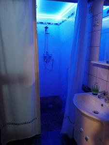 ein Bad mit einem Waschbecken, einer Dusche und einem Waschbecken in der Unterkunft Blue sea in Aci Castello