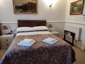 - une chambre avec un lit et 2 serviettes dans l'établissement Arundel Park Hotel, à Arundel