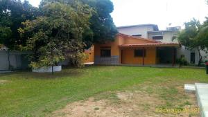 a house with a yard in front of it at Temporada Maria Farinha in Paulista