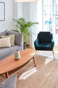 Apartamentos La Bola Suite的休息区