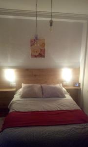セテニル・デ・ラス・ボデガスにあるLAS CALAÑAS DE SETENILのベッドルーム1室(大型ベッド1台、照明2つ付)