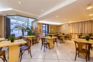 Restoran ili neka druga zalogajnica u objektu Tri Hotel & Flat Caxias