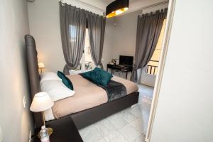 Ένα ή περισσότερα κρεβάτια σε δωμάτιο στο Compasso Suites