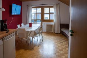 Televízia a/alebo spoločenská miestnosť v ubytovaní Haus am Römerbad