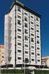 un edificio de hotel con un cartel de hotel encima en Hotel Albatros en Gandía